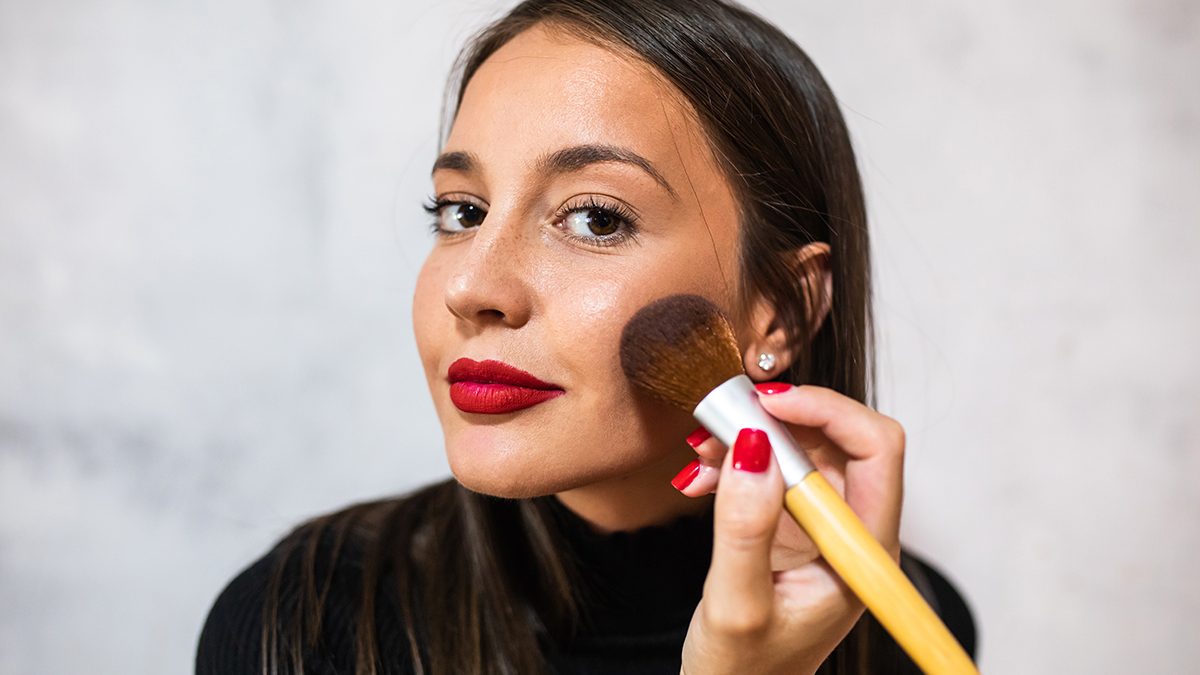Si usas colorete líquido, esta es la técnica perfecta para aplicarlo