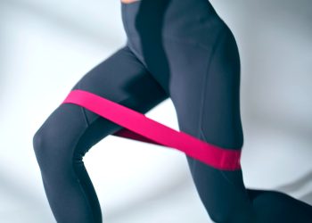 mujer haciebo ejercicios para tonificar piernas.